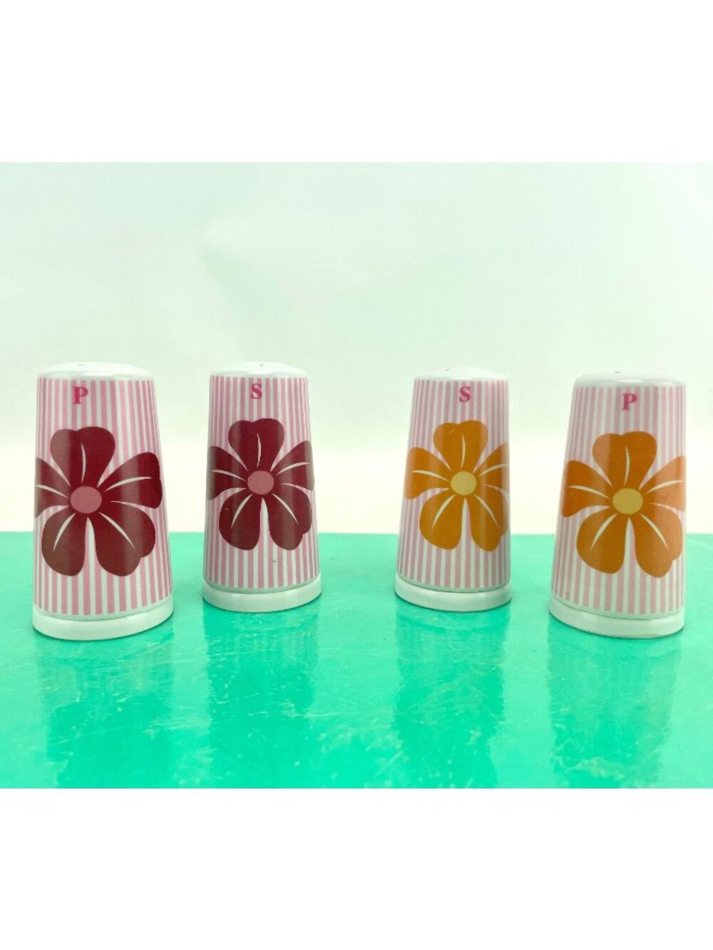Set of vintage 80s floral shakers, reversible hibiscus flower shakers, for 4